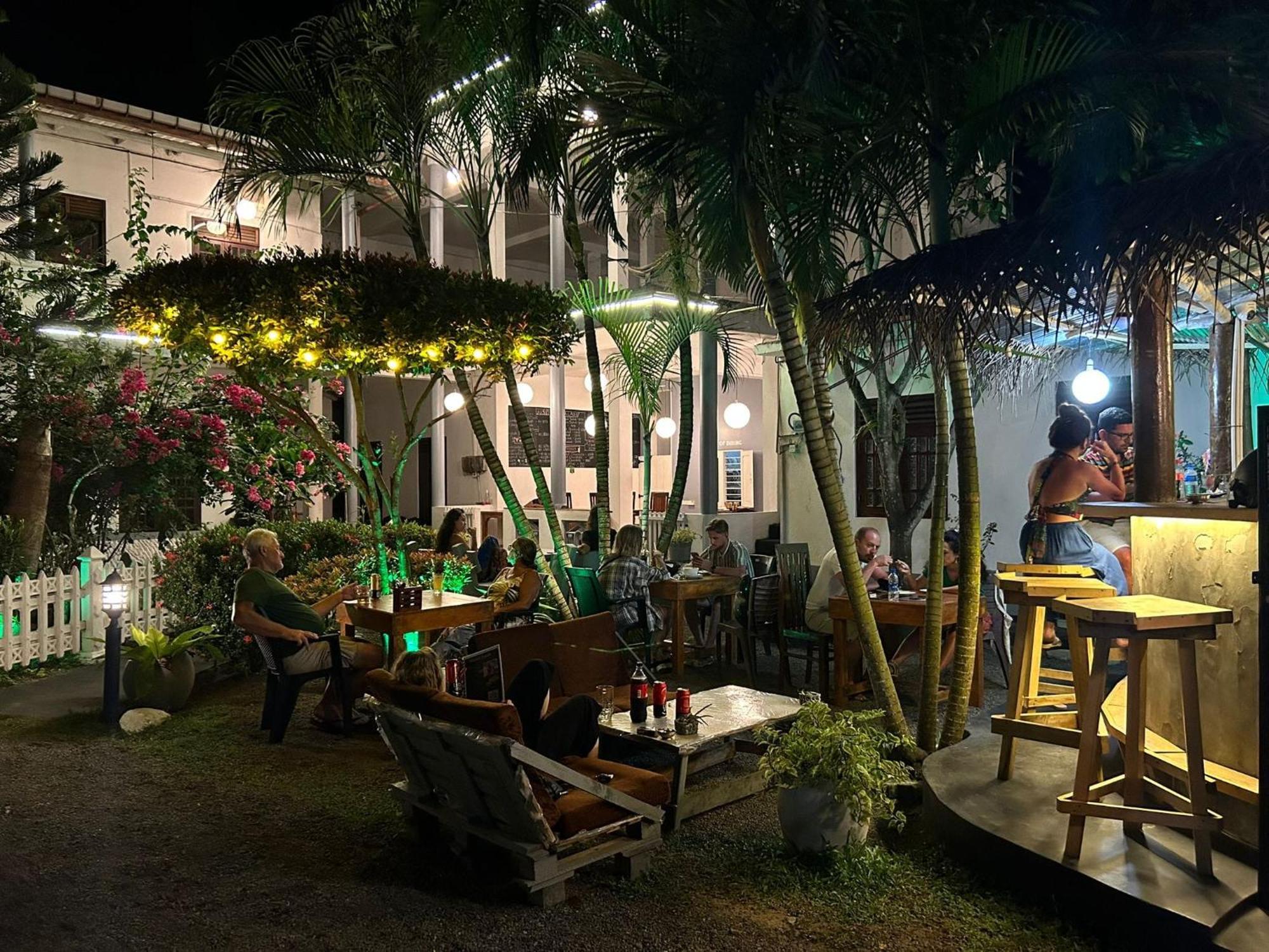 Kismet Rest Mirissa Hotel Buitenkant foto